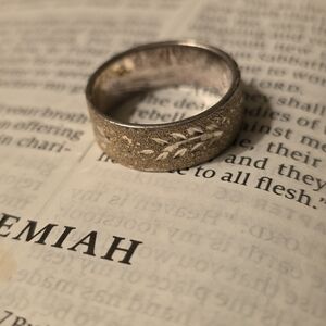 Vintage .925 Silver Ring with Leaf Design